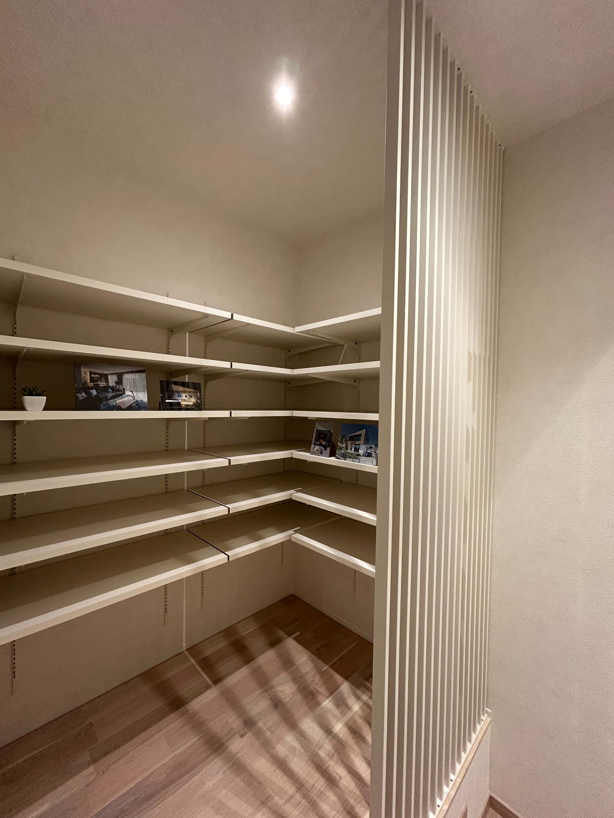 緑区モデルハウス階段上収納