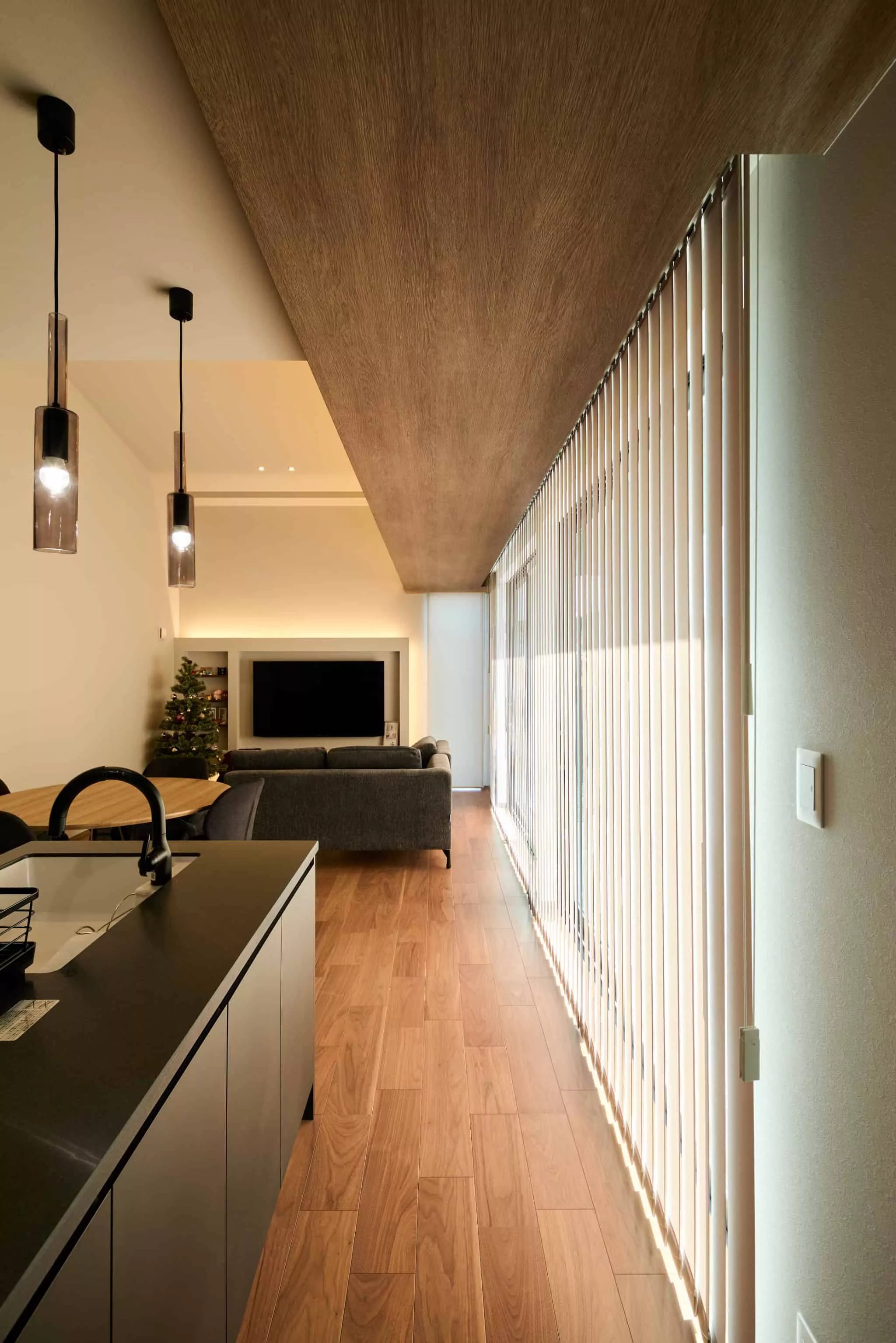 勾配天井×間接照明で、心ほどける癒しの空間