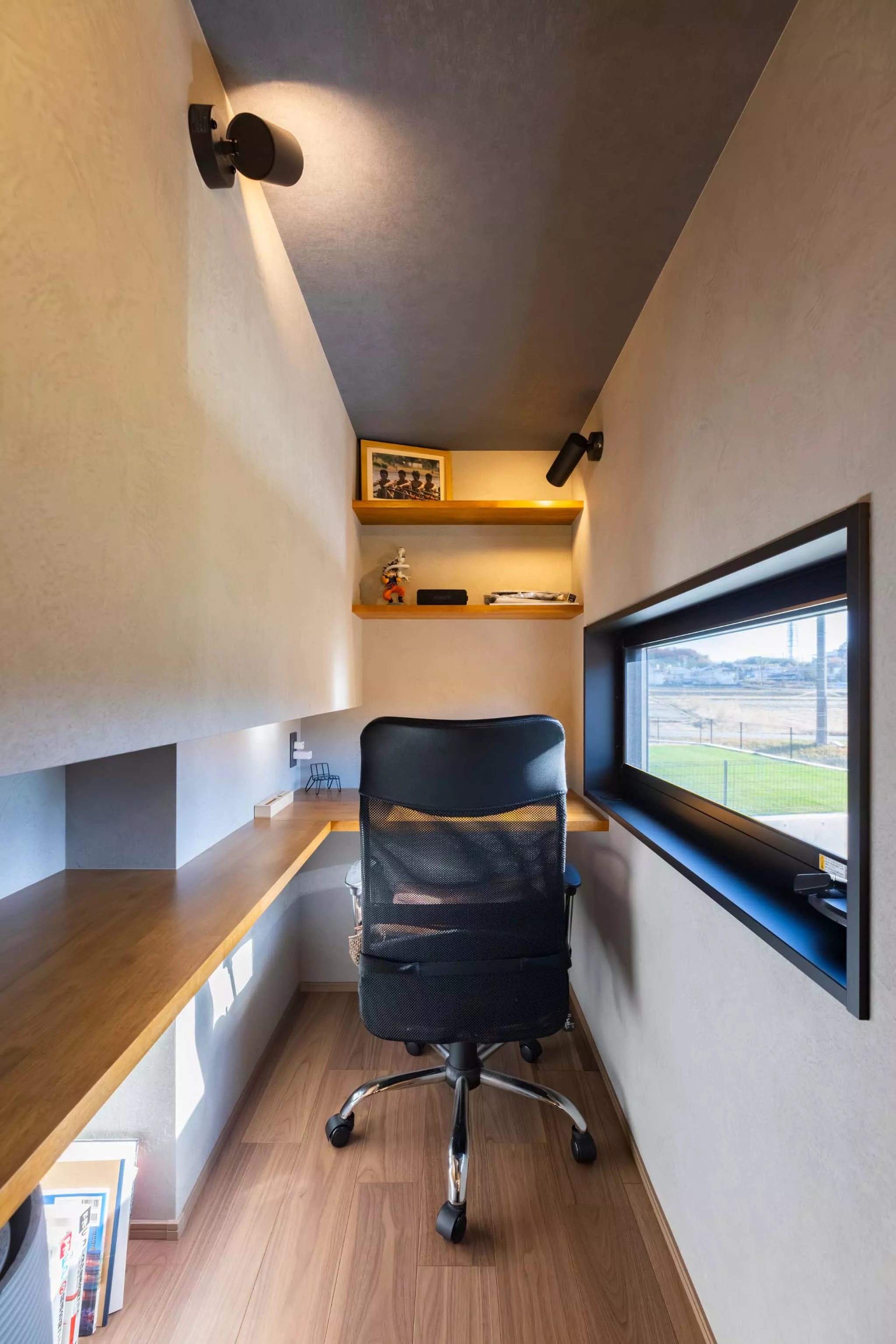 必要な収納力と広々とした開放感を両立した約1畳のコンパクトな書斎"