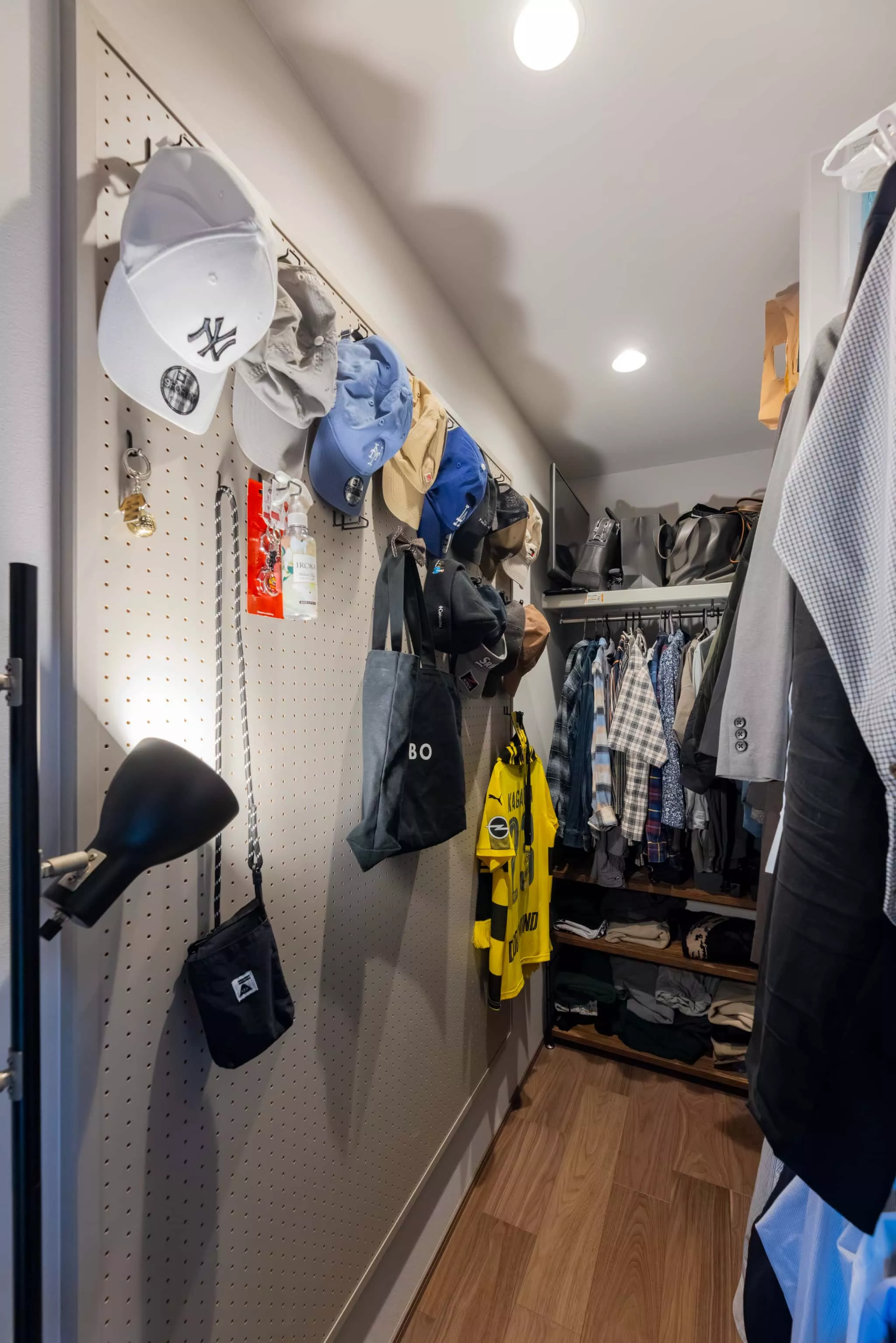 埋込型のダウンライトでノイズレスに仕上げたダイニング