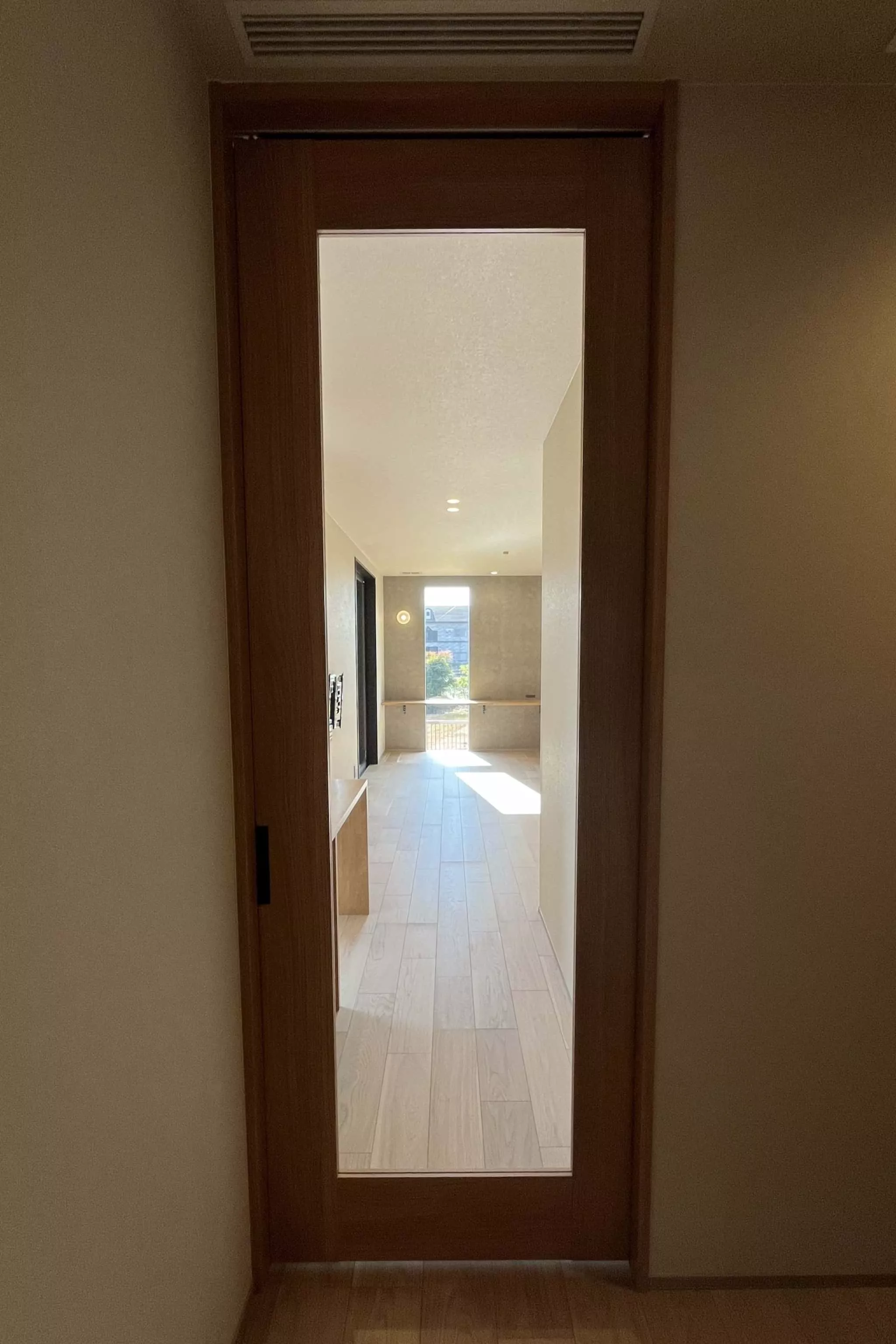 ラス玄関ドアとLDKの窓を直線に配置すること視線が抜ける間取り