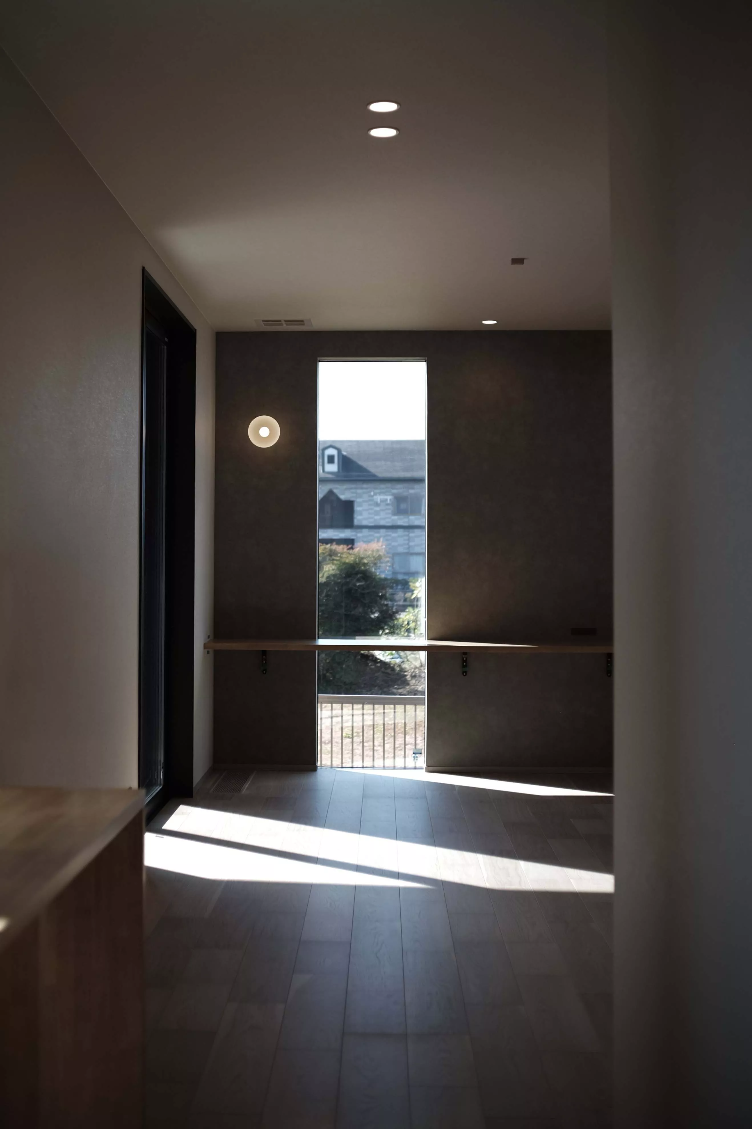 縦長窓が印象的なLDK