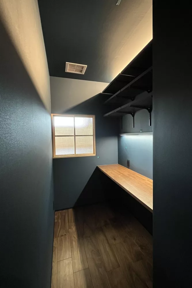 室内窓を通して家族と繋がる、心地よいおこもり書斎"