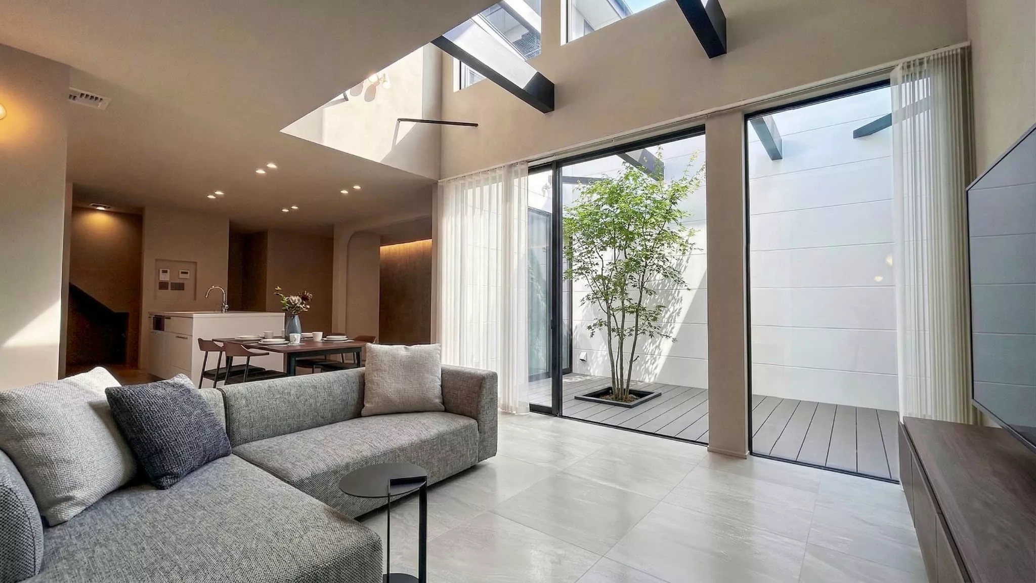 プライベートな中庭とつながるリビング