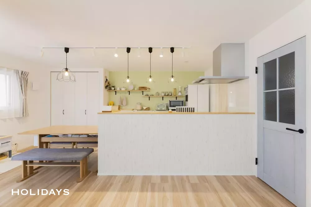 ガレージスペースで趣味を満喫するカントリーテイストの家