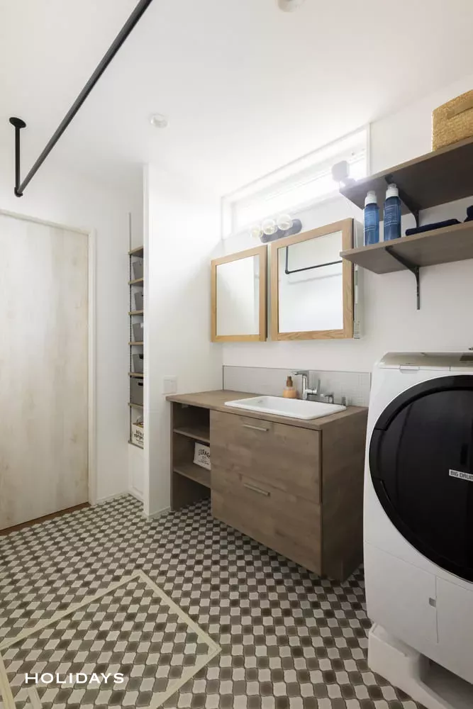 ネイビー×木を基調とした上品なカフェ風の家