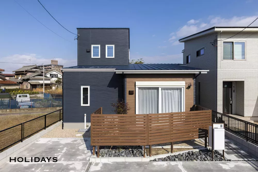 ネイビー×木を基調とした上品なカフェ風の家