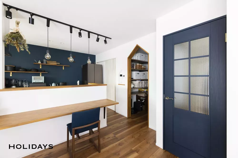 ネイビー×木を基調とした上品なカフェ風の家