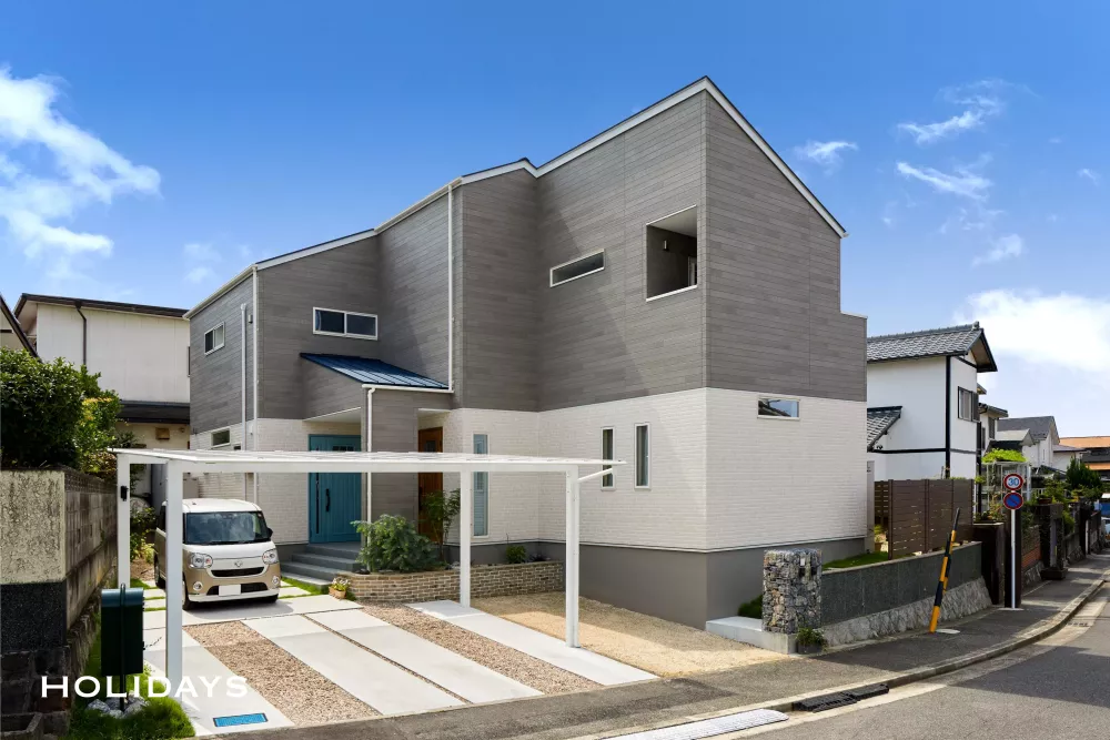 プライベートな中庭で四季を感じる二世帯住宅