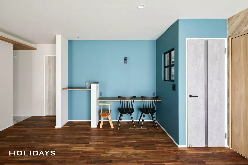 ブルー×木目が鮮やかに映えるカジュアルハウス