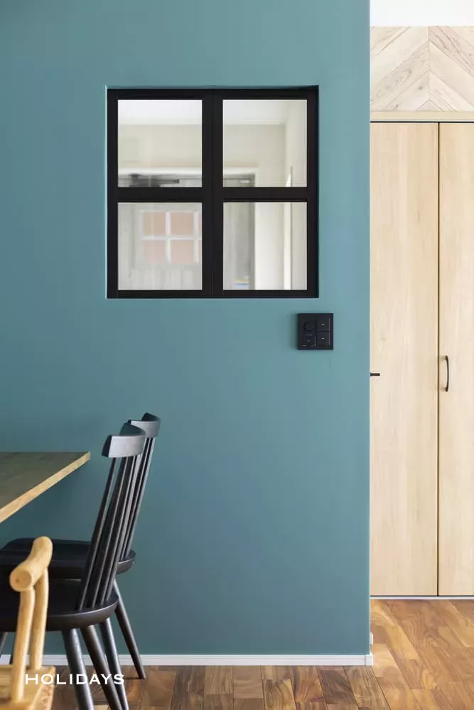 ブルー×木目が鮮やかに映えるカジュアルハウス