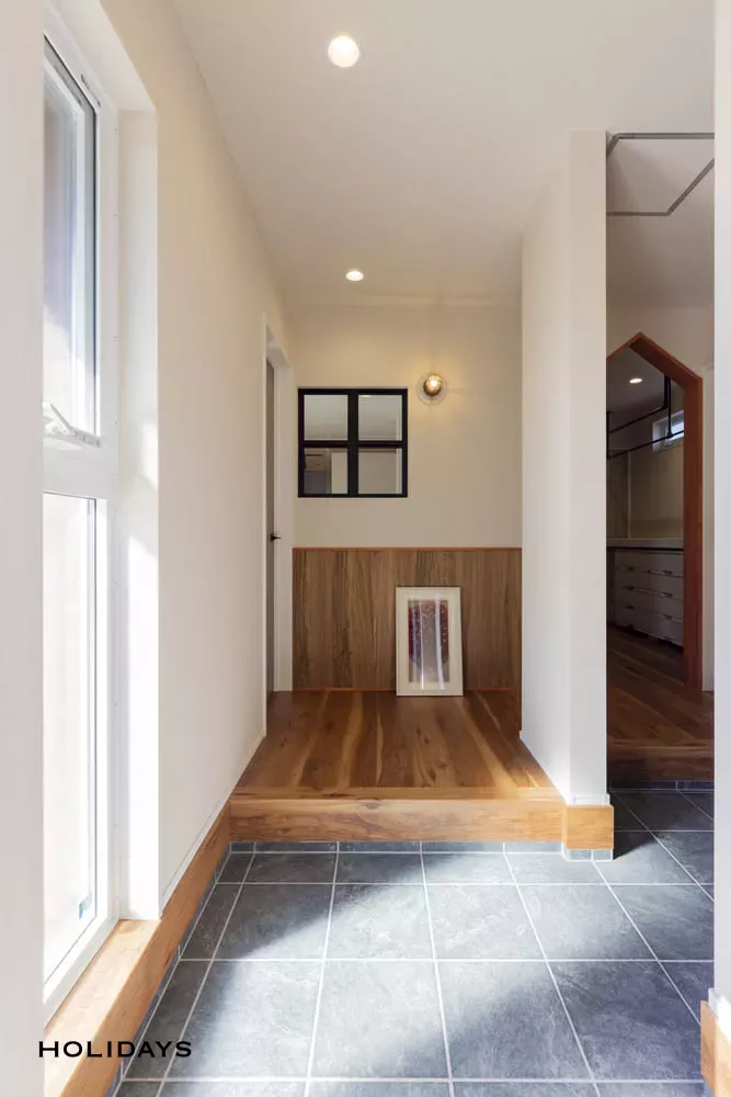 ブルー×木目が鮮やかに映えるカジュアルハウス