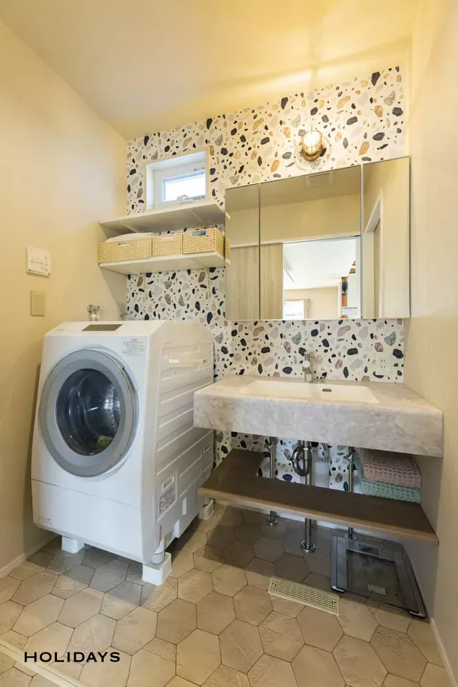 ブルー×木目が鮮やかに映えるカジュアルハウス