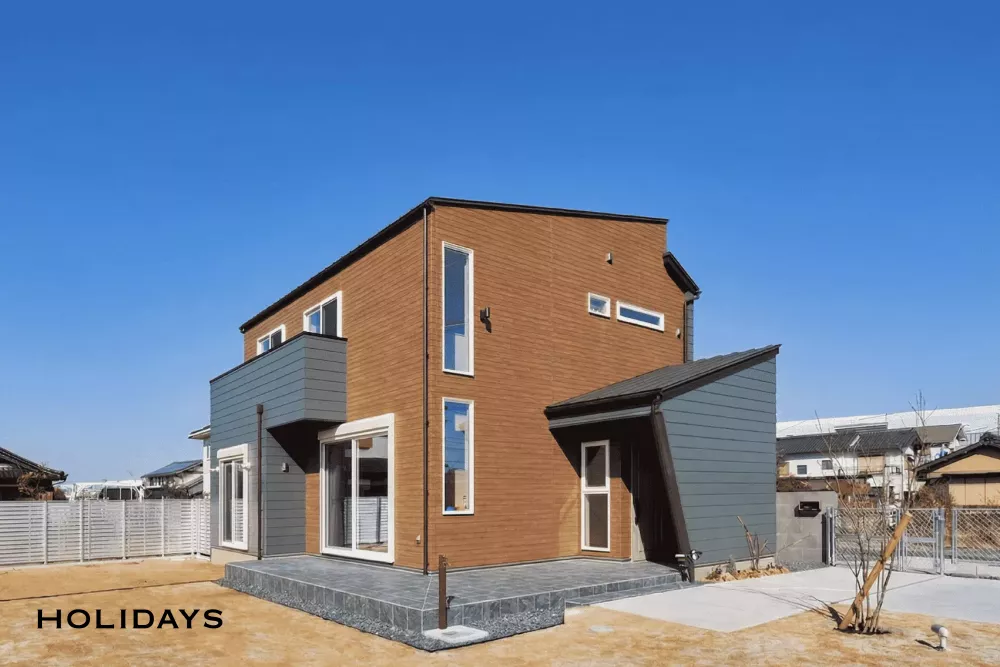 ブルー×木目が鮮やかに映えるカジュアルハウス