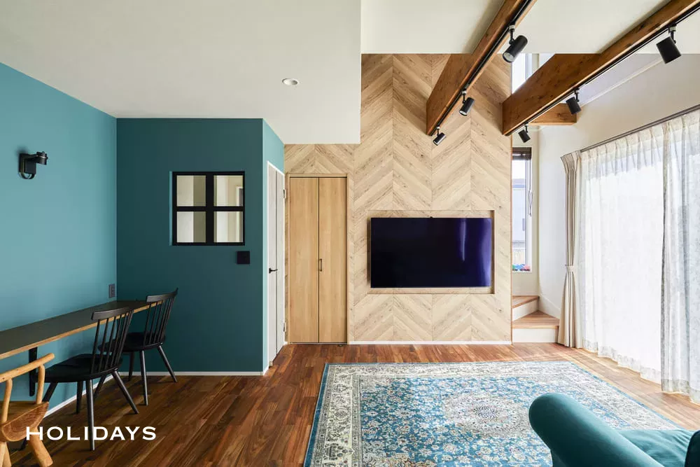 ブルー×木目が鮮やかに映えるカジュアルハウス