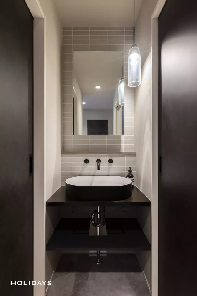 ホテルライクとモダンを掛け合わせた、ダークトーンの落ち着いた家