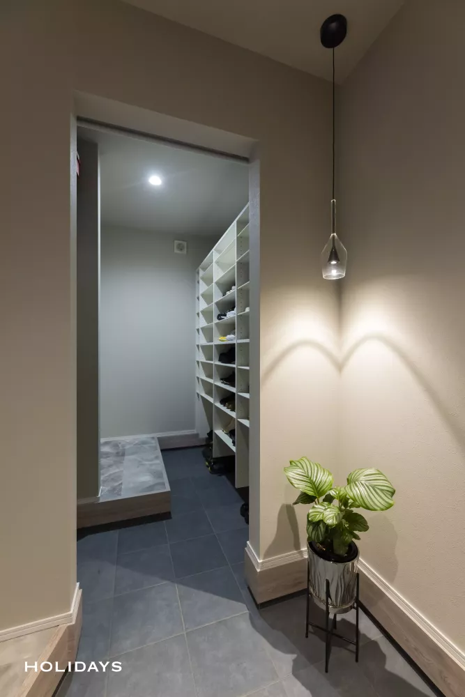 ホテルライクとモダンを掛け合わせた、ダークトーンの落ち着いた家