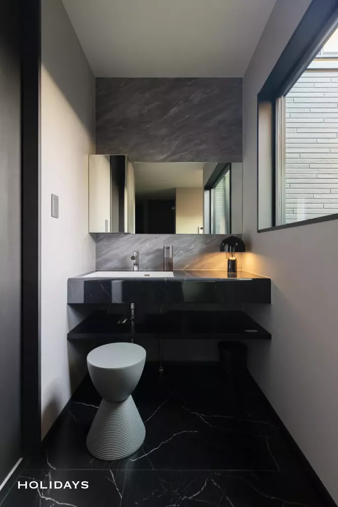 徹底したモノトーンで重厚感を出したホテルライクの平屋