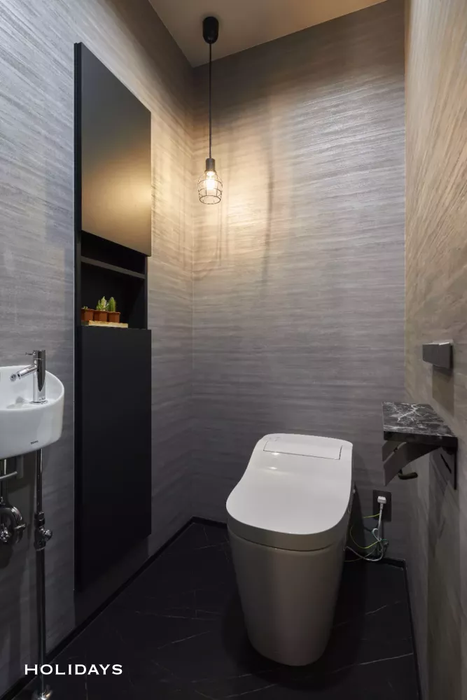 徹底したモノトーンで重厚感を出したホテルライクの平屋