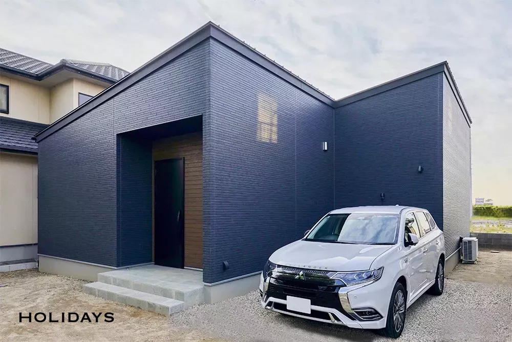 徹底したモノトーンで重厚感を出したホテルライクの平屋