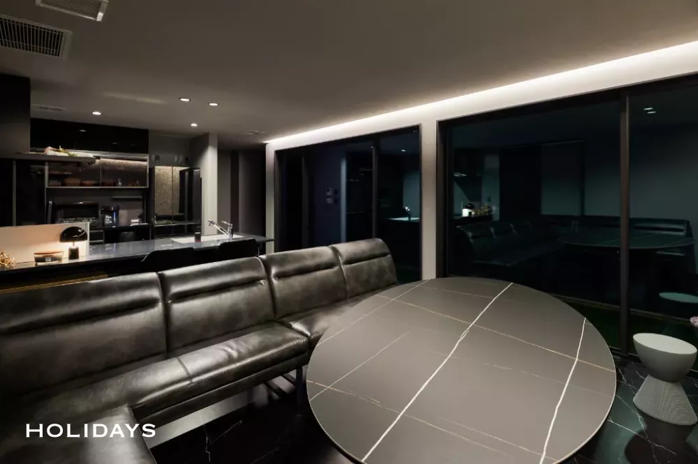 徹底したモノトーンで重厚感を出したホテルライクの平屋