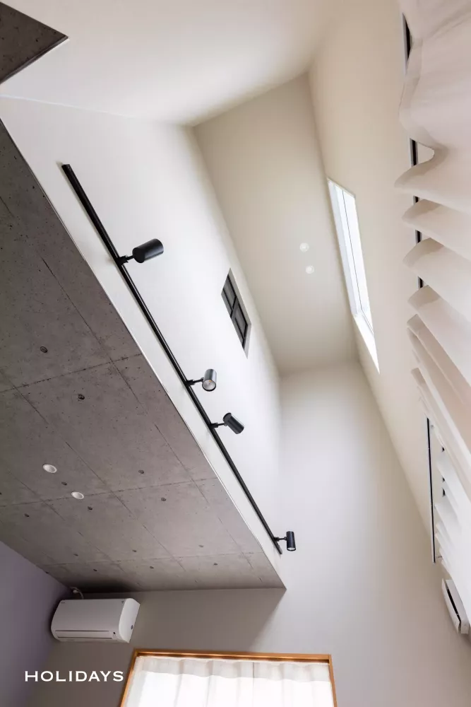 パープルのアクセントカラーを取り入れた無機質な家