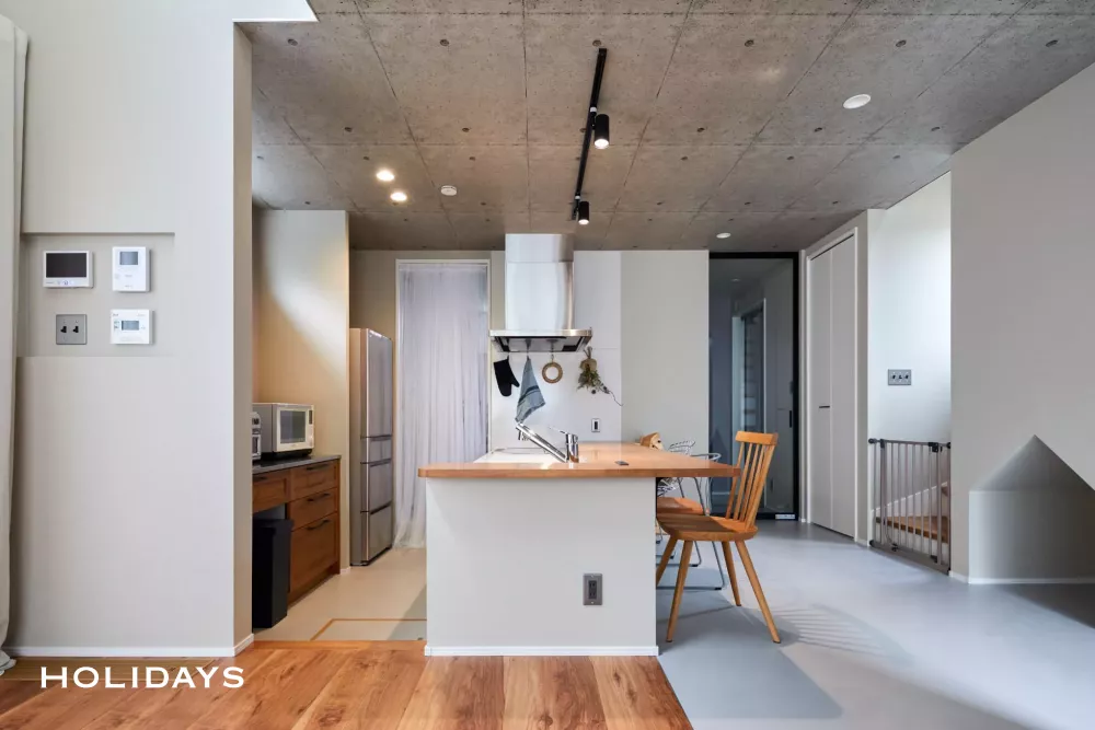 パープルのアクセントカラーを取り入れた無機質な家