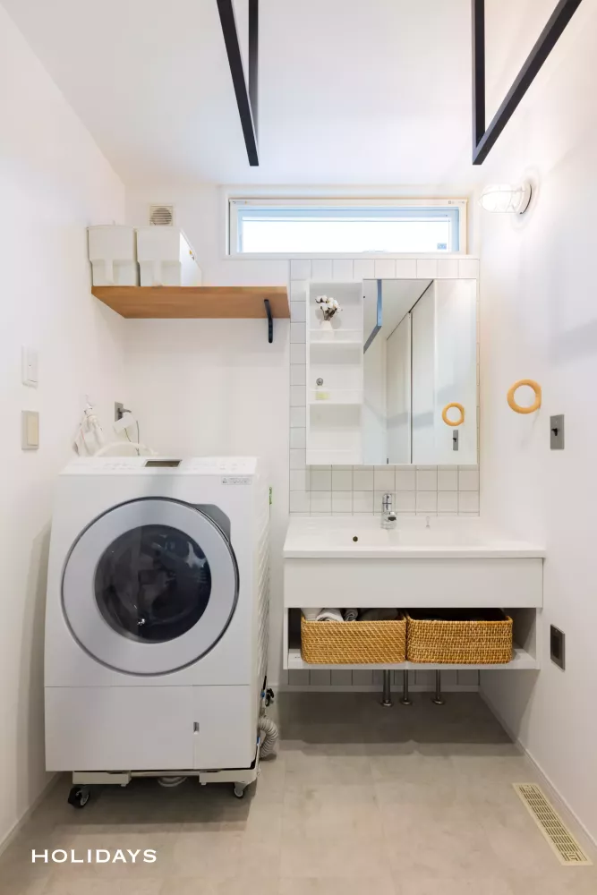 パープルのアクセントカラーを取り入れた無機質な家