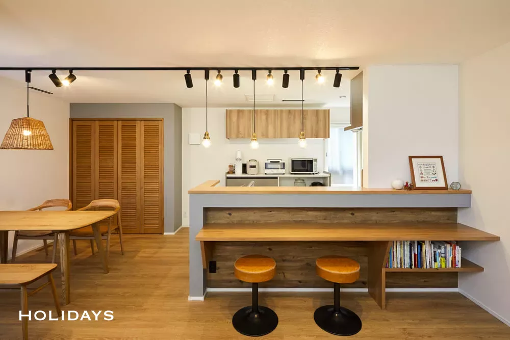 吹き抜けのキャットウォークが印象的なスパニッシュテイストの家