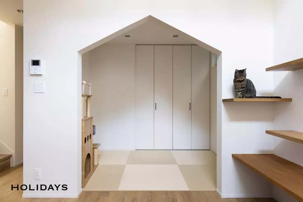 吹き抜けのキャットウォークが印象的なスパニッシュテイストの家