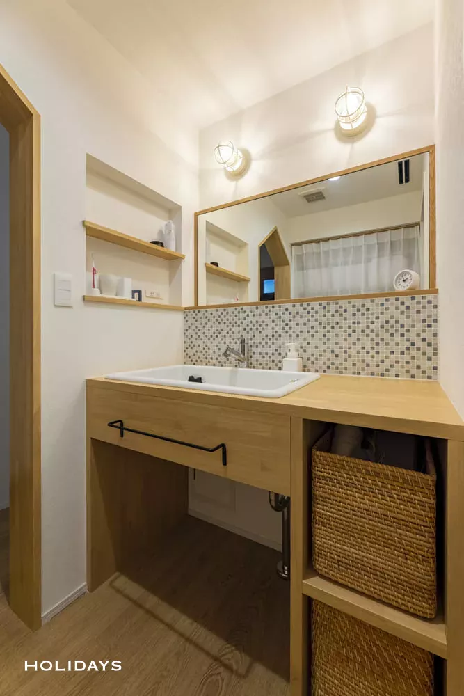 吹き抜けのキャットウォークが印象的なスパニッシュテイストの家