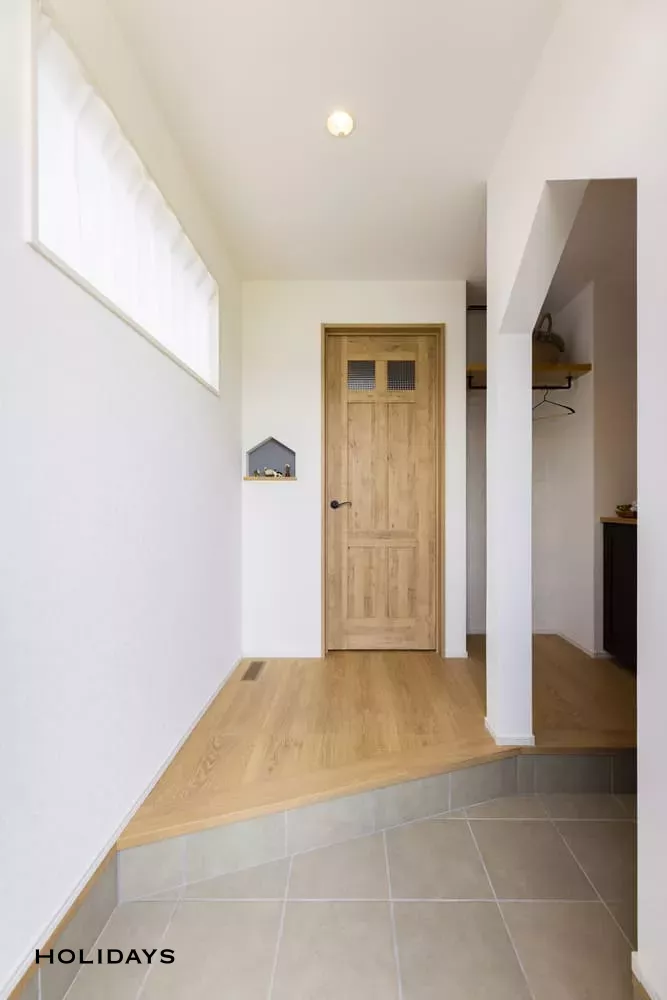 吹き抜けのキャットウォークが印象的なスパニッシュテイストの家