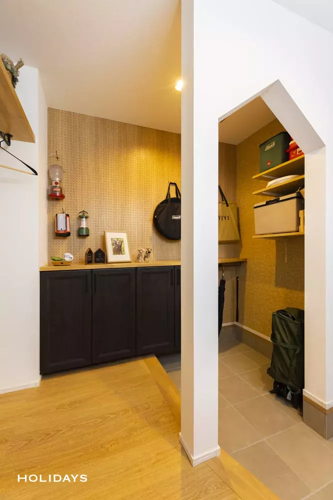 吹き抜けのキャットウォークが印象的なスパニッシュテイストの家