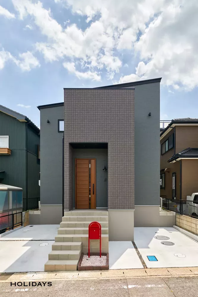 吹き抜けのキャットウォークが印象的なスパニッシュテイストの家