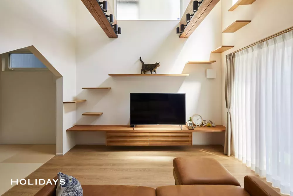 吹き抜けのキャットウォークが印象的なスパニッシュテイストの家