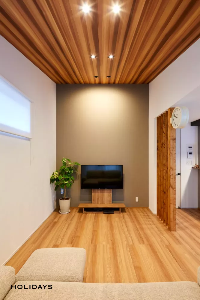 木目のあたたかさにブラックが映える、バーカウンターのある家