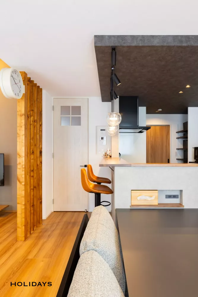 木目のあたたかさにブラックが映える、バーカウンターのある家