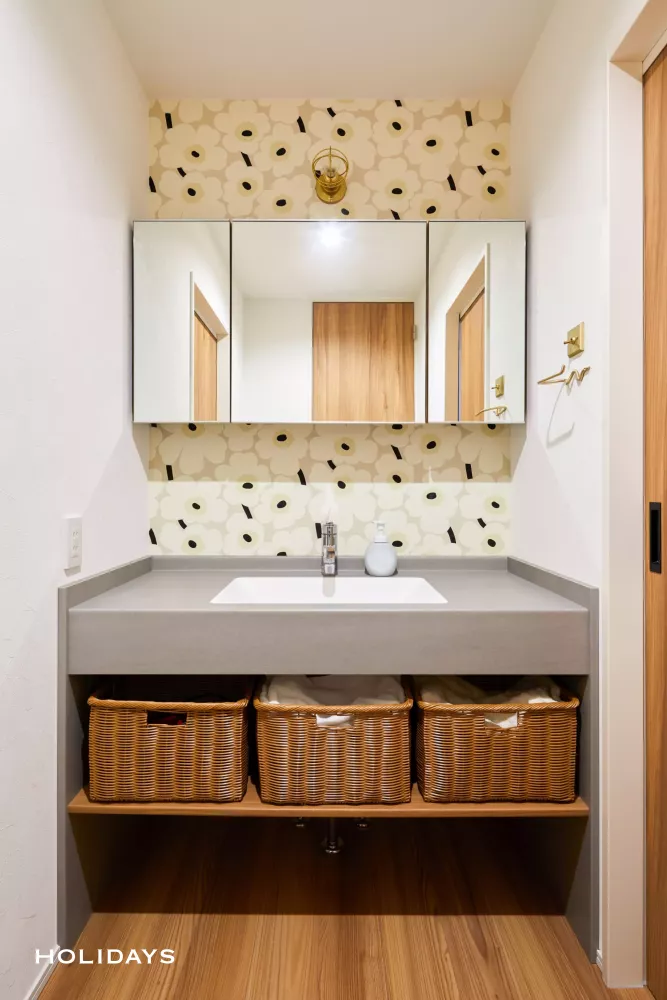 木目のあたたかさにブラックが映える、バーカウンターのある家