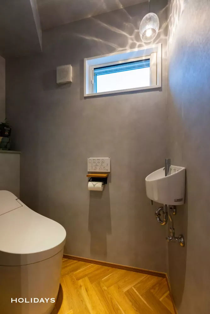 木目のあたたかさにブラックが映える、バーカウンターのある家