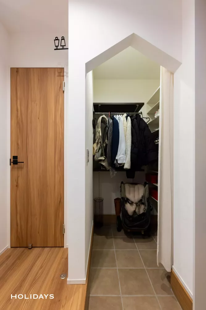 木目のあたたかさにブラックが映える、バーカウンターのある家