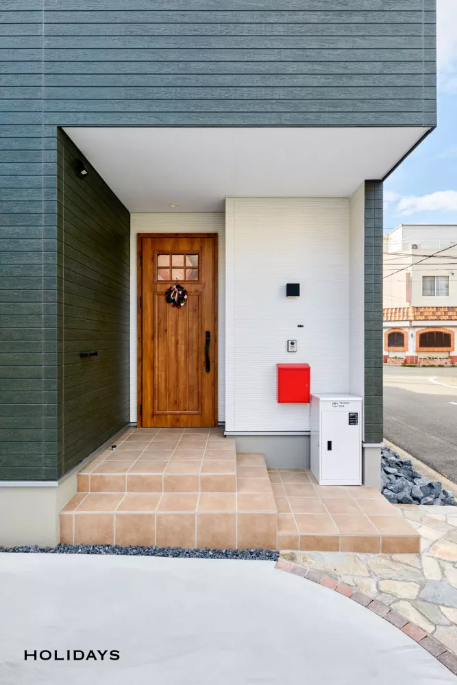 木目のあたたかさにブラックが映える、バーカウンターのある家