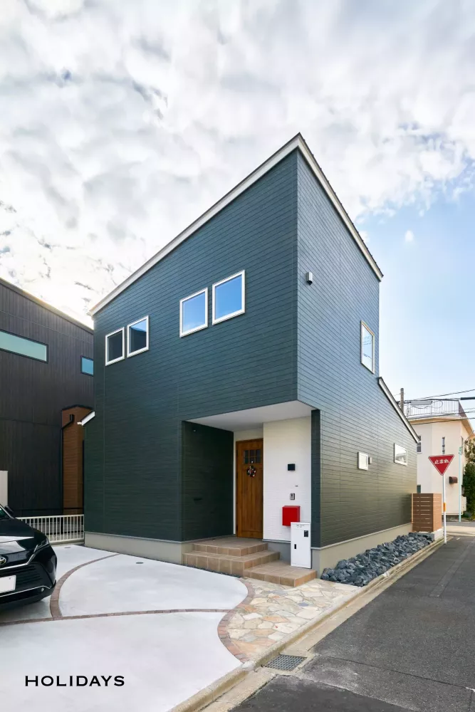 木目のあたたかさにブラックが映える、バーカウンターのある家