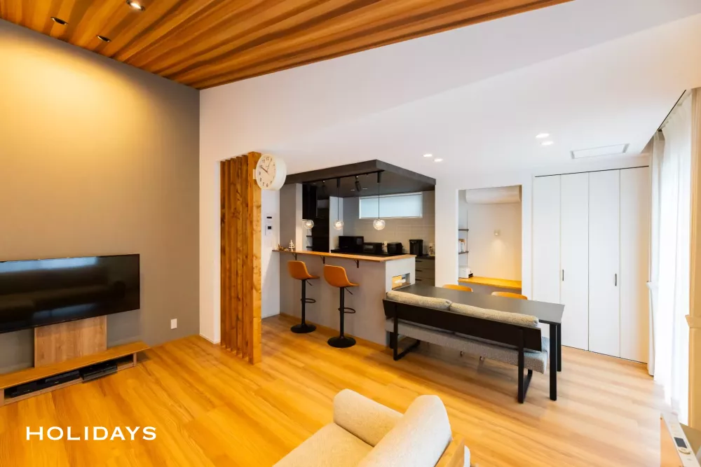 木目のあたたかさにブラックが映える、バーカウンターのある家