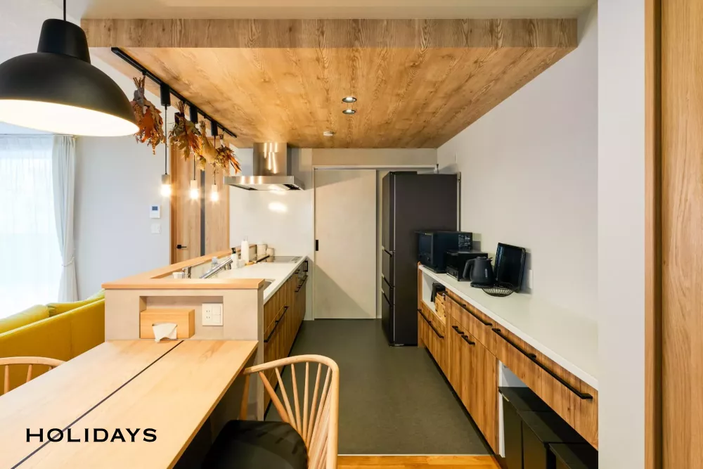 グレーと木目を基調としたナチュラルで温かみのある家