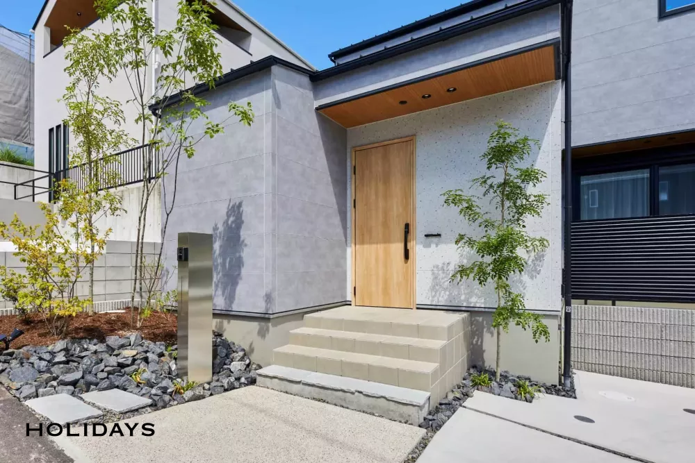 グレーと木目を基調としたナチュラルで温かみのある家