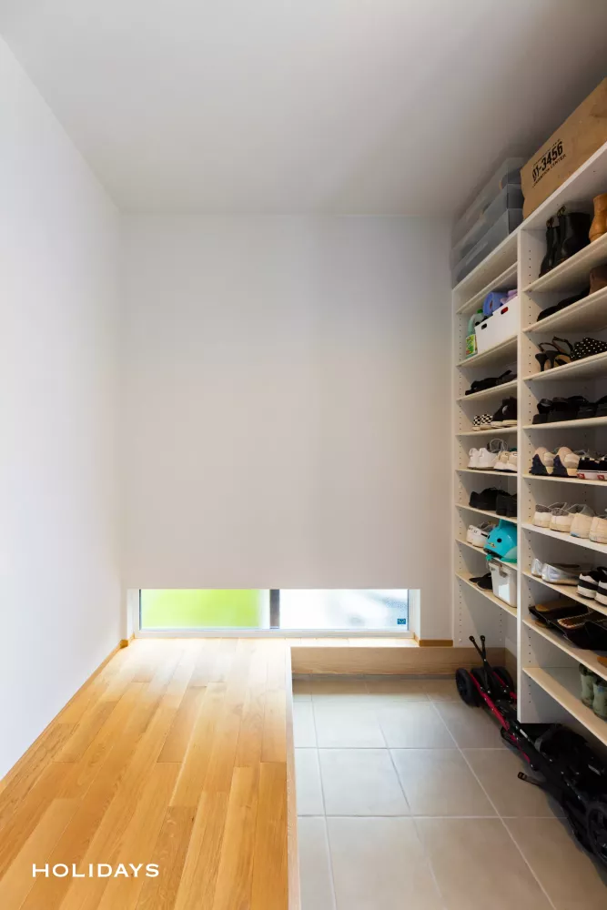 グレーと木目を基調としたナチュラルで温かみのある家