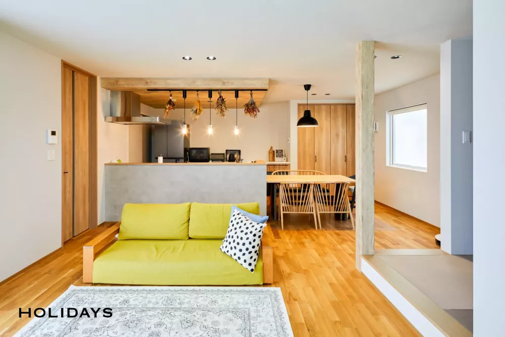 グレーと木目を基調としたナチュラルで温かみのある家