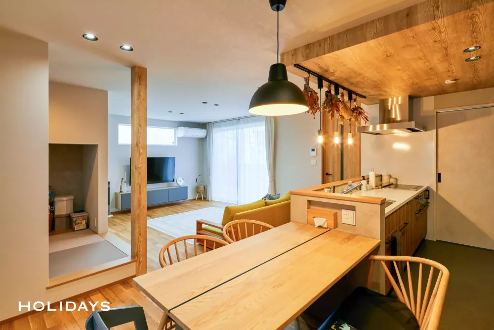 グレーと木目を基調としたナチュラルで温かみのある家