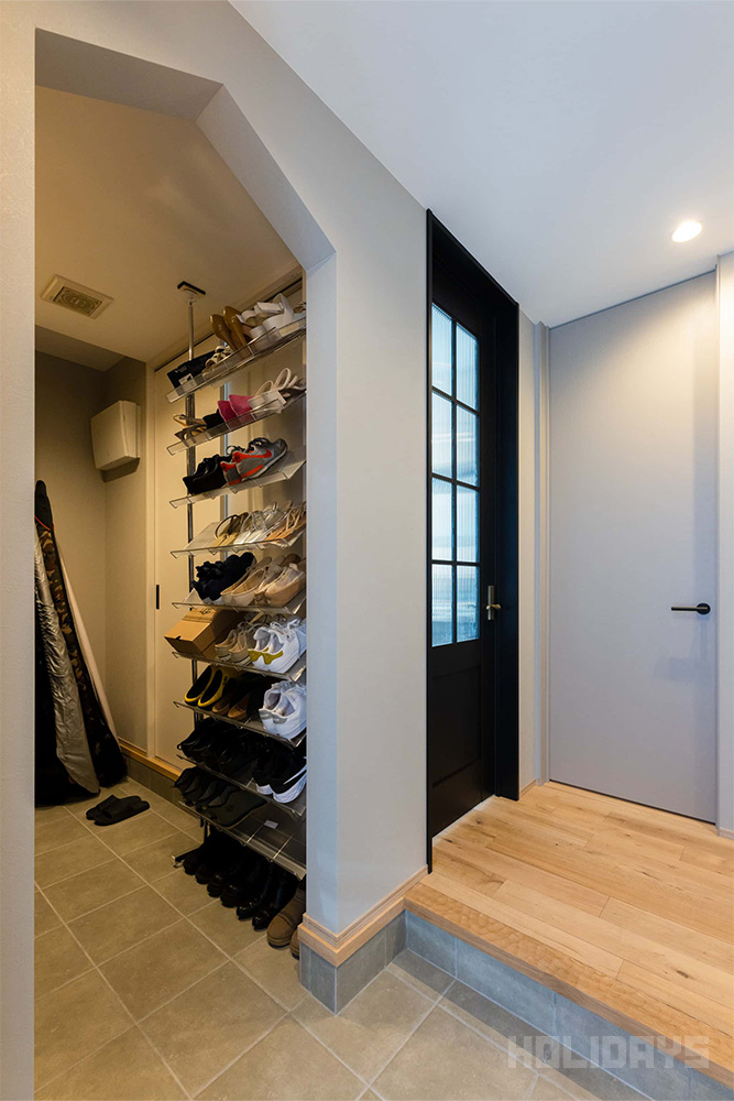 サーフボードやウェットスーツも楽々。収納力抜群の玄関土間収納