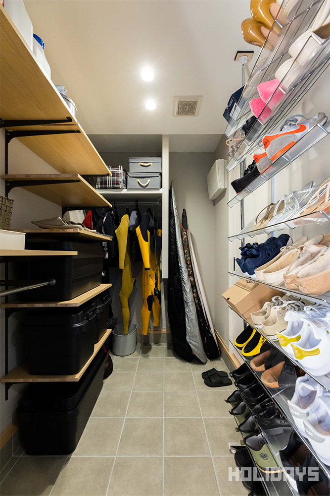 サーフボードやウェットスーツも楽々。収納力抜群の玄関土間収納